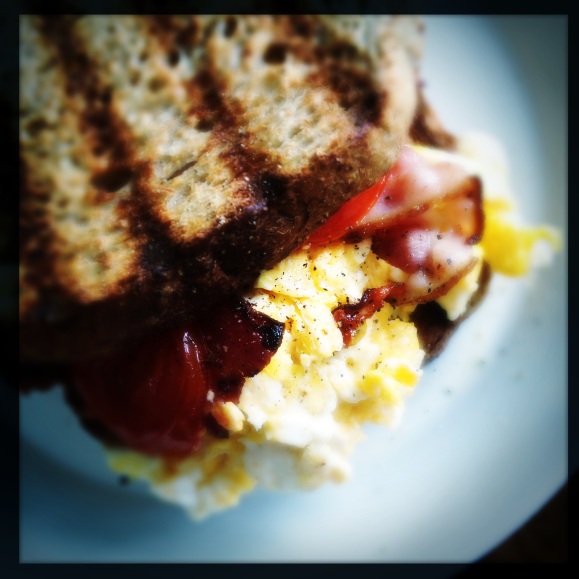 Bacon tomato scrambled eggs sandwich (image: Jari Lähdevuori)